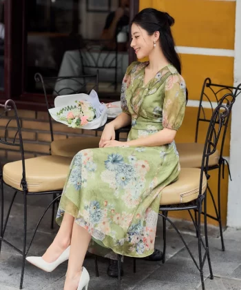 Alternative view of Đầm xoè chất tơ dáng cổ tim bầu 2 tầng bèo tay chuông