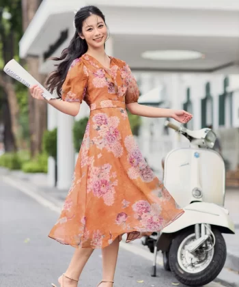 Đầm xoè chất tơ dáng cổ tim bầu 2 tầng bèo tay chuông